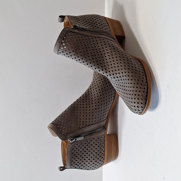 Lucky Brand Gray Gorpcore Preppy Almond Toe Perforated Basel Ankle Booties Sz 10 - Picture 3 of 11